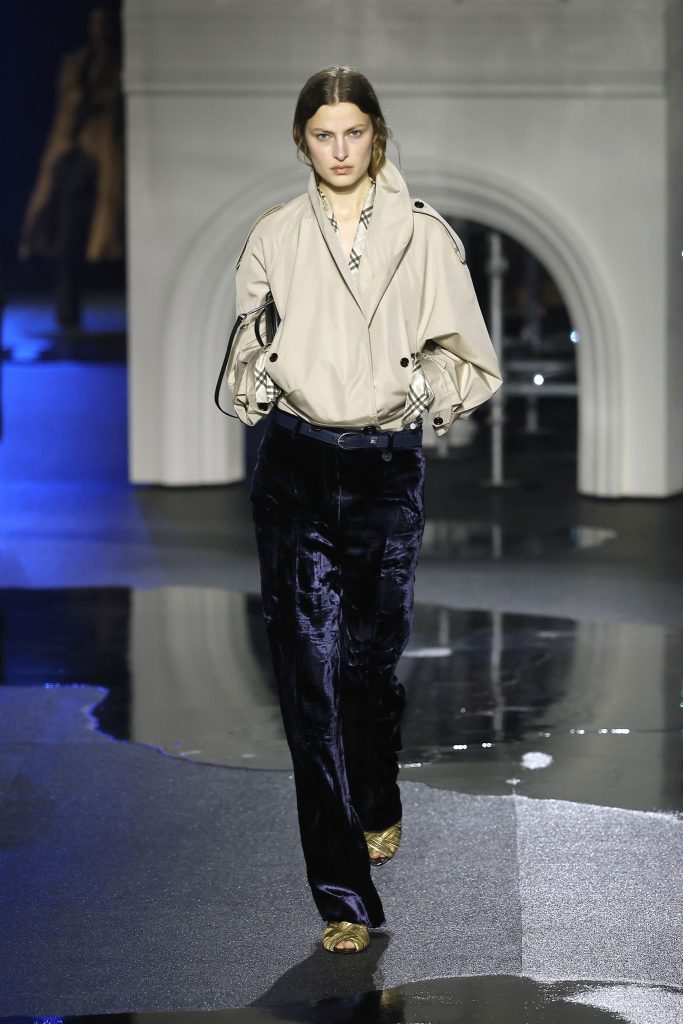 Model on the runway at the Burberry fashion show in London, Fall Winter 2026 Ready To Wear Fashion Week, Runway Look #014